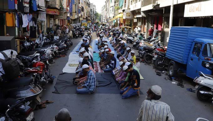 BattaKashmiri's tweet photo. This is a pedestrian way too and this is not America. Any comments @_sayema or do you learn  only from Americano ? https://t.co/287n3xsewj
