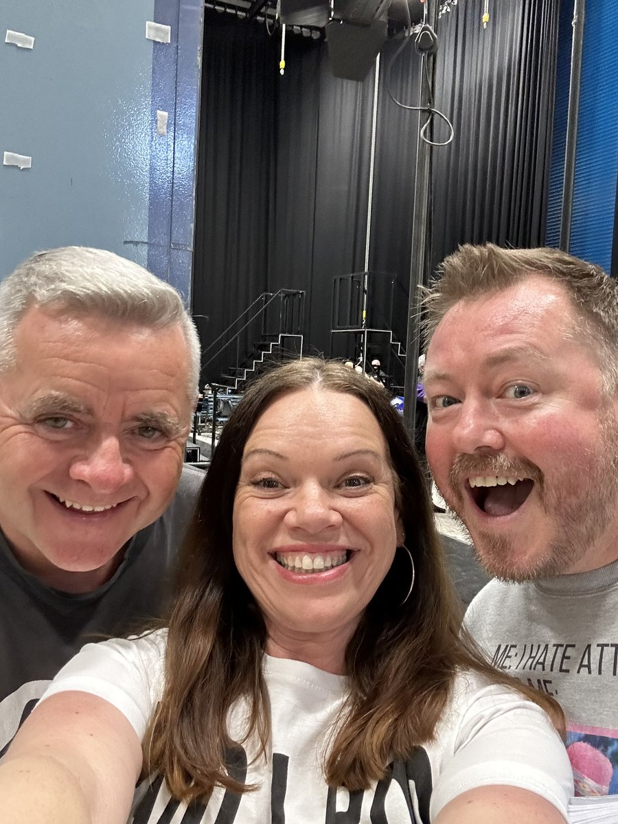sianmeinir's tweet image. Chi’n gwbod bod na amser da i gael os dau denor fel hyn ar hyd y lle! #topnotes #magic #goodvibes @AledHall @alunrhysjenkins @OperaCenCymru #diwrnoddaiawn @WNOtweet Promising to be a fabulous show! #WNOcandide #inrehearsal