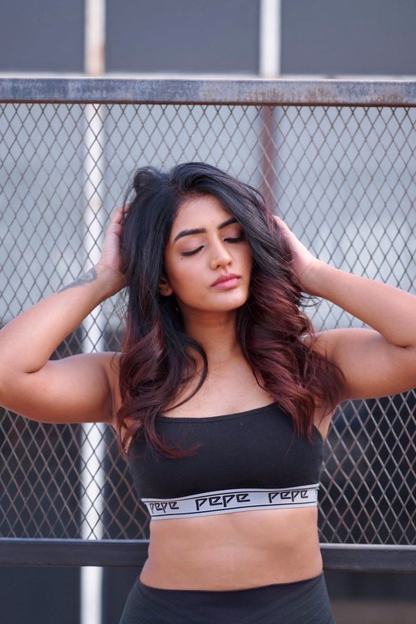 Fx8syq0agAA71Nr?format=jpg&name=900x900