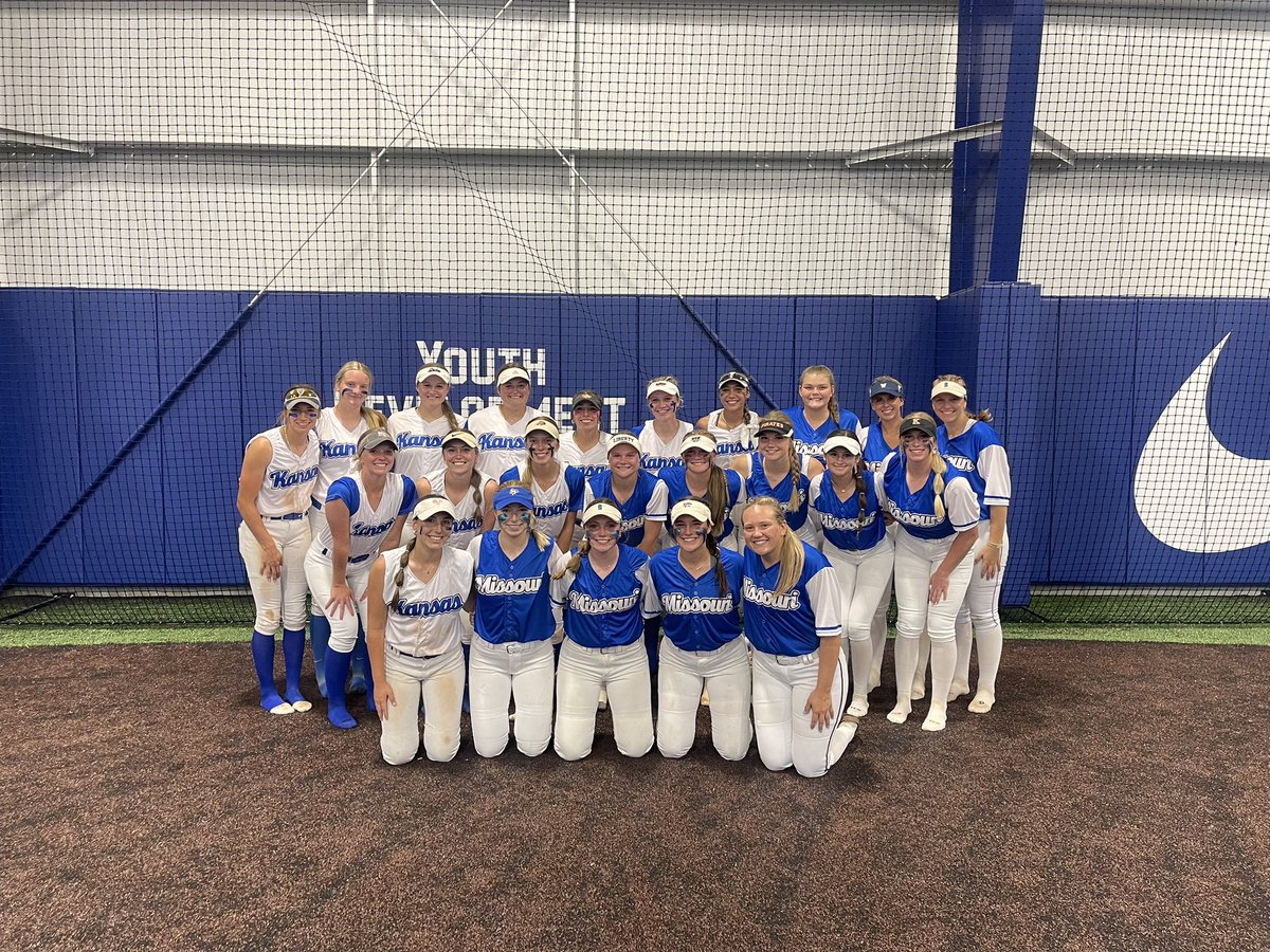 Thank you Queens! <a href="/KC_UYA/">KC Urban Youth Academy</a> <a href="/TheEarlAwardKC/">@TheEarlAwards</a> Great game! 🥎👑