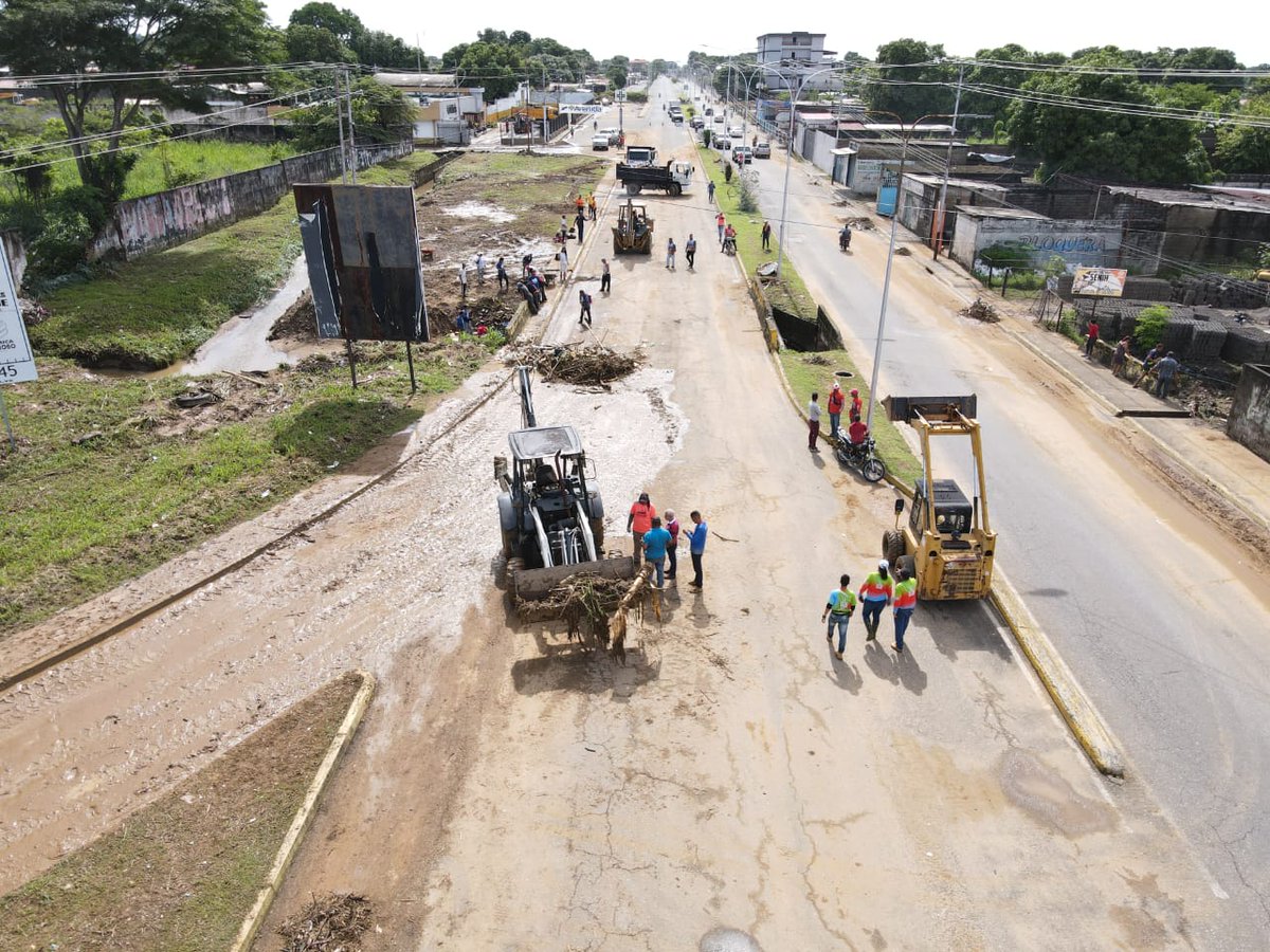 Desde ya se encuentran desplegados los equipos de la <a href="/Gob_portuguesa/">Gobernación de Portuguesa</a> y <a href="/alcaldiaguanare/">Alcaldía de Guanare</a> atendiendo las
 afectación por la lluvias caídas en las últimas horas en el municipio #Guanare 
#NuevaGeometríaPluripolar
<a href="/NicolasMaduro/">Nicolás Maduro</a>
<a href="/PrimitivoPsuv/">Antonio Primitivo Cedeño</a>
<a href="/oscarnovoa_gre/">Oscar Novoa Guanare</a> 
<a href="/VTVcanal8/">VTV CANAL 8</a>