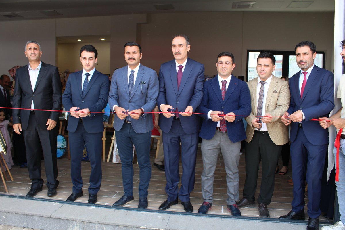 mushem49's tweet photo. “Hayat Boyu Öğrenme Haftası” etkinlikleri kapsamında Muş Halk Eğitimi Merkezinin düzenlediği serginin açılışını Vali yardımcısı Mücahit Öztürk’ün katılımıyla kurum müdürleri ve okul müdürlerimizle beraber gerçekleştrdik

@TCMusValiligi 
@hbfettahoglu 
@mebhbogm 
@MusMilliEgitim1 https://t.co/V1vu5OHaPC