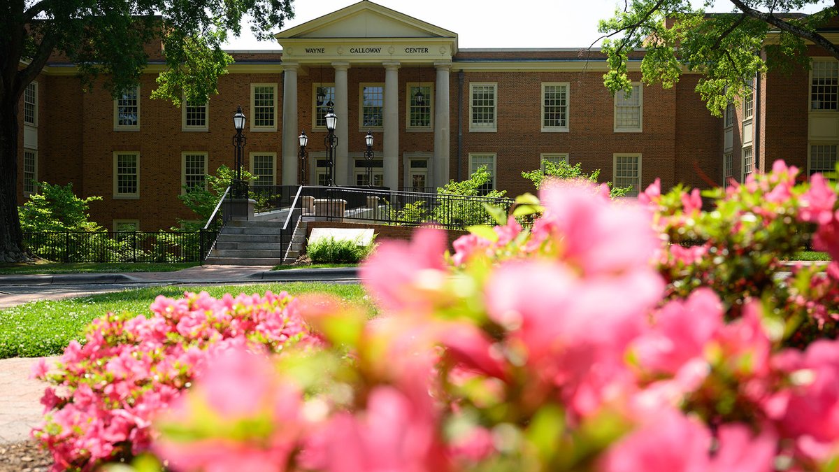 WakeForestNews's tweet photo. 🎓 @WakeForest makes this list of the "Top 10 Most Beautiful College Campuses in U.S." https://t.co/mjz1KiHqn7 https://t.co/b08SLM2xGV