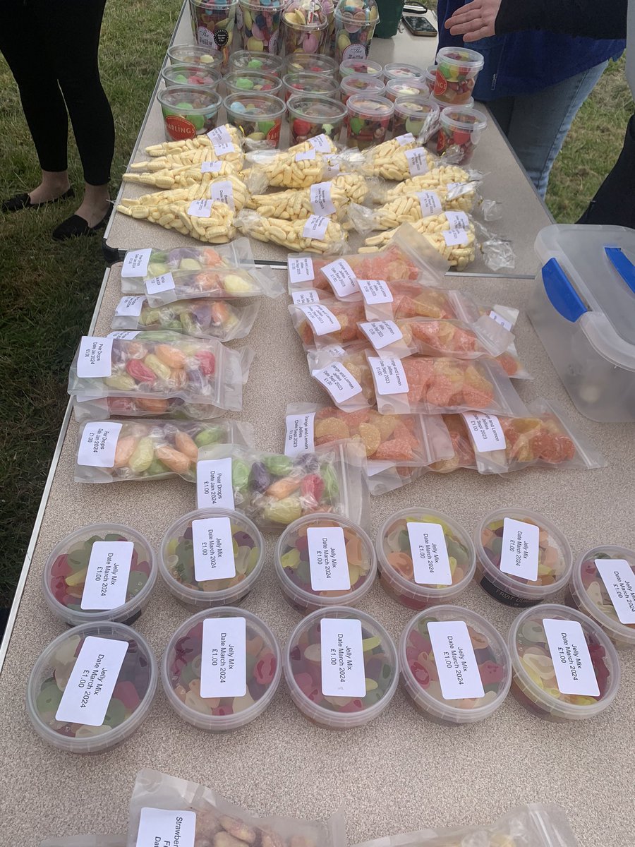 mikkicaplan's tweet image. @WoodOxhey and @WarrenDellPrim are exciting to be hosting @Happyscircus in #SouthOxhey tonight!