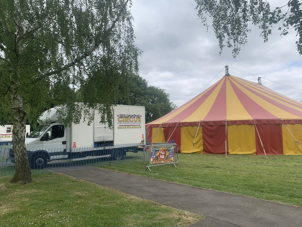 mikkicaplan's tweet image. @WoodOxhey and @WarrenDellPrim are exciting to be hosting @Happyscircus in #SouthOxhey tonight!