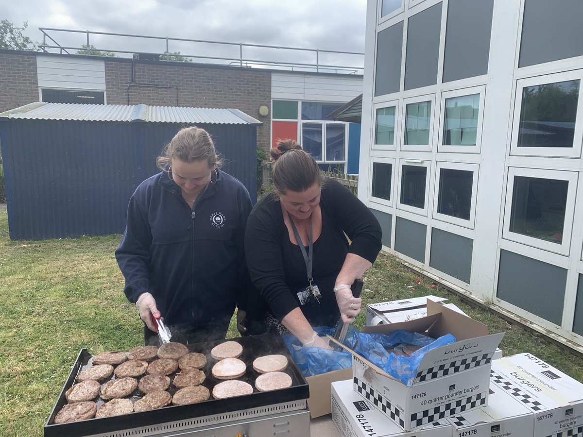 mikkicaplan's tweet image. @WoodOxhey and @WarrenDellPrim are exciting to be hosting @Happyscircus in #SouthOxhey tonight!