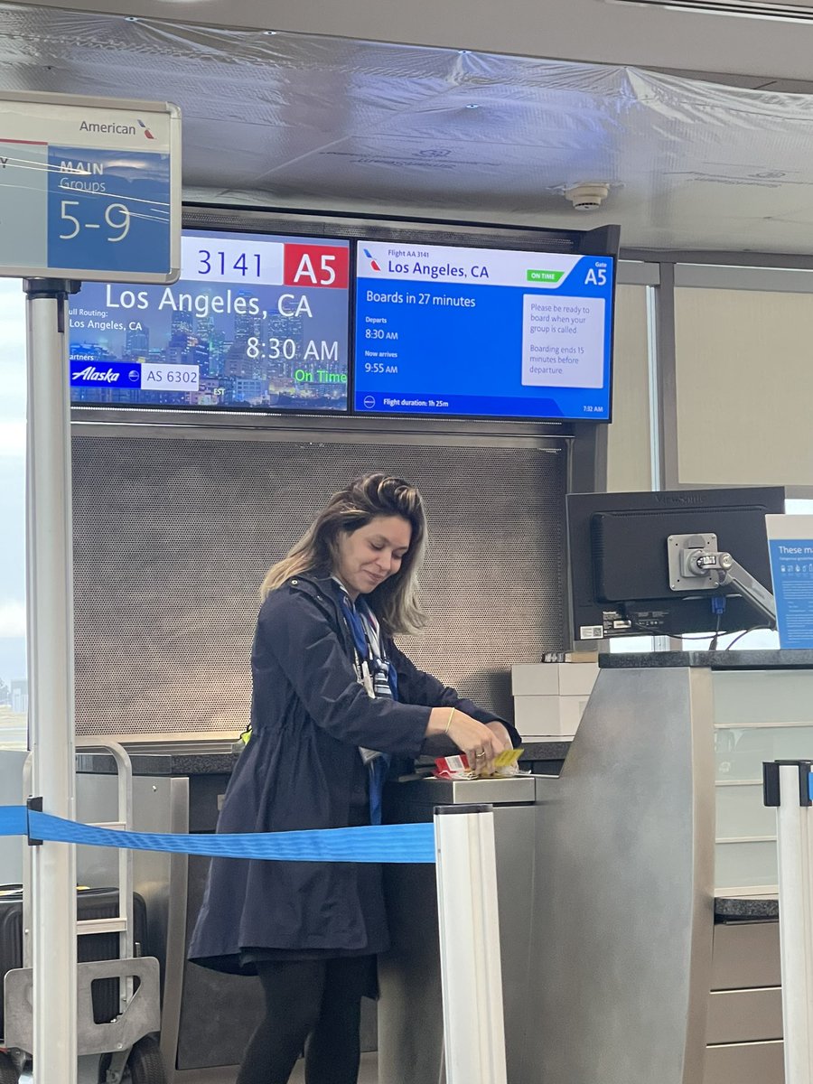 #rockstar of a gate agent! #SMF to #LAX #AA3141 @AmericanAir the BEST upbeat & happy attitude ever!! Deliberate with her interactions, level of service, attention to bags/details & incredibly prompt on boarding. Can we clone her #aateam #EP #exectiveplatinum #aaloyal #thebestofaa…