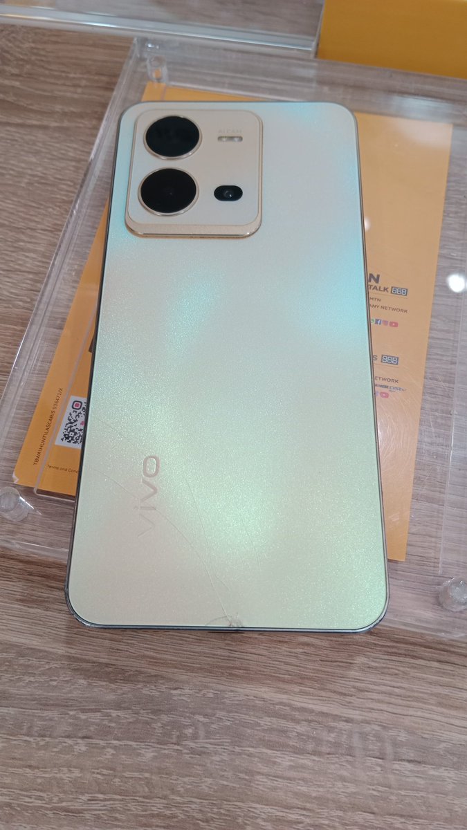 Brika_Hit_The_F's tweet photo. The VIVO V27 and V25 changing colour effect whenever exposed to the sun😎🌞😏 https://t.co/2pCCHAqv6d