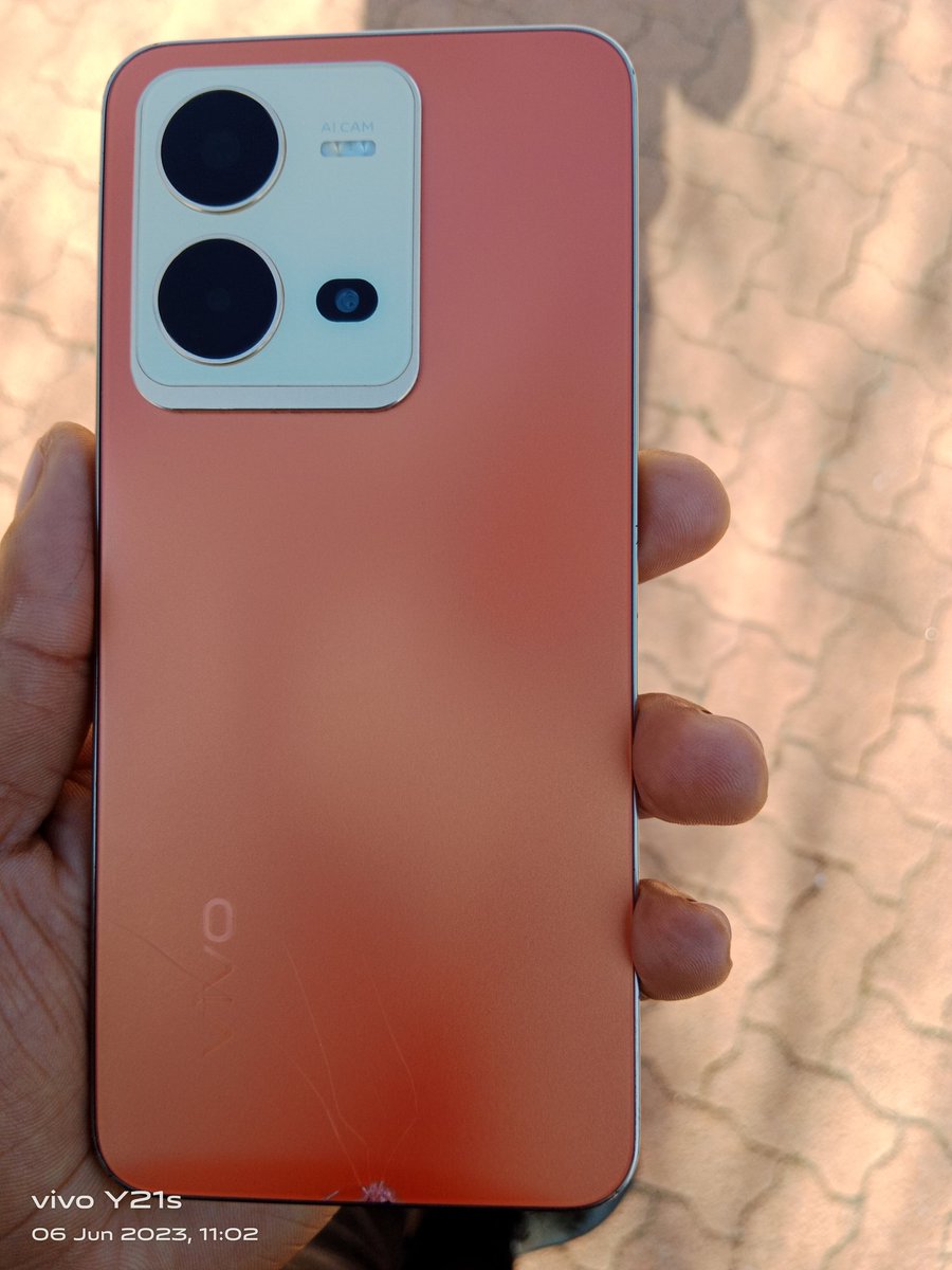Brika_Hit_The_F's tweet photo. The VIVO V27 and V25 changing colour effect whenever exposed to the sun😎🌞😏 https://t.co/2pCCHAqv6d