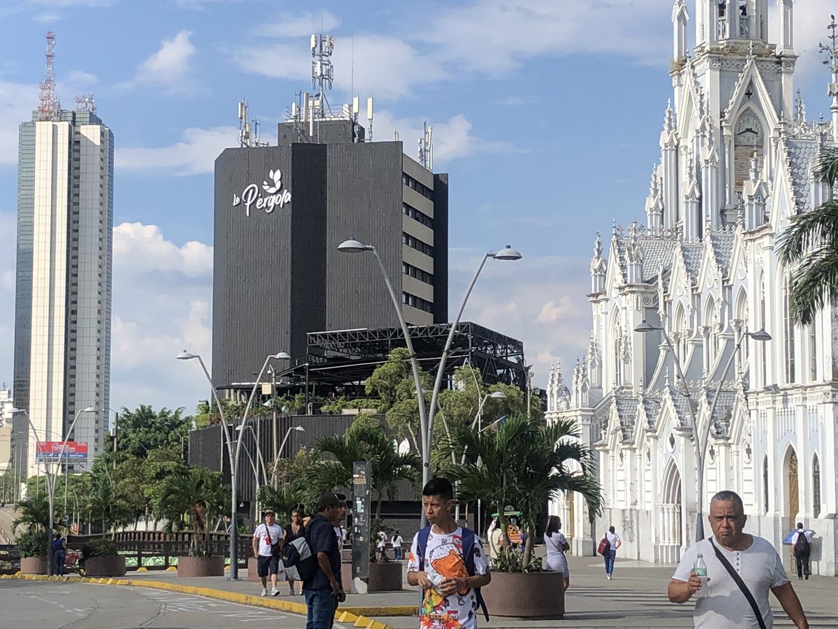 LidaOffir's tweet photo. Que puede aportar ese aviso a nuestros  edificaciones emblemáticas y representativas de nuestra amada Cali. https://t.co/gmkTmLbHmH