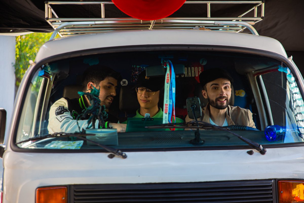 CBLOL's tweet image. Você sabe: isso aqui é diferente de tudo 🚐 

Hoje, 12h. Ative as notificações.

#CBLOLDiff