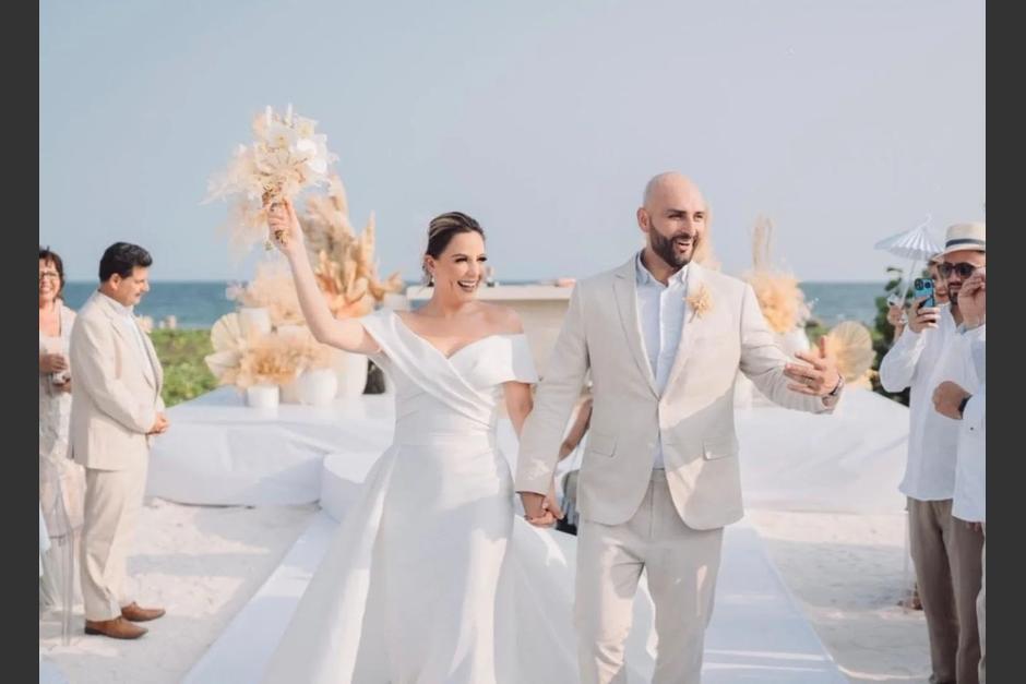 👰🏼 IMÁGENES ⎮Las fotos de la lujosa boda de Loraine Quinto en la playa

La presentadora guatemalteca  se casó el sábado 3 de junio con su novio Franz Rossbach: 

bit.ly/3P0uS3w