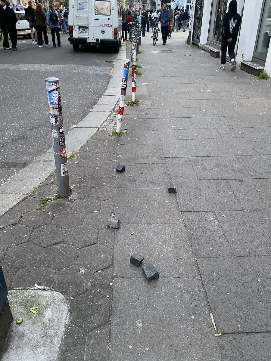 sind diese steine bei der #freelina demo in hamburg aufgefallen #hh3105? marktstrasse ecke glashuette. in der ganze gegend fehlten keine steine. und die steine sind da sandig. nicht so schoen sauber. ob provokateure sowas einfach zufaellig fallenlassen kurz bevor es knallt?