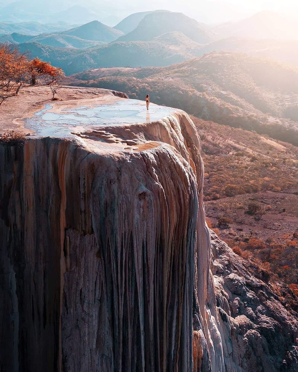 Increíble paisaje formado por cascadas de carbonato de calcio petrificado en Hierve El Agua, Oaxaca, México. 🇲🇽