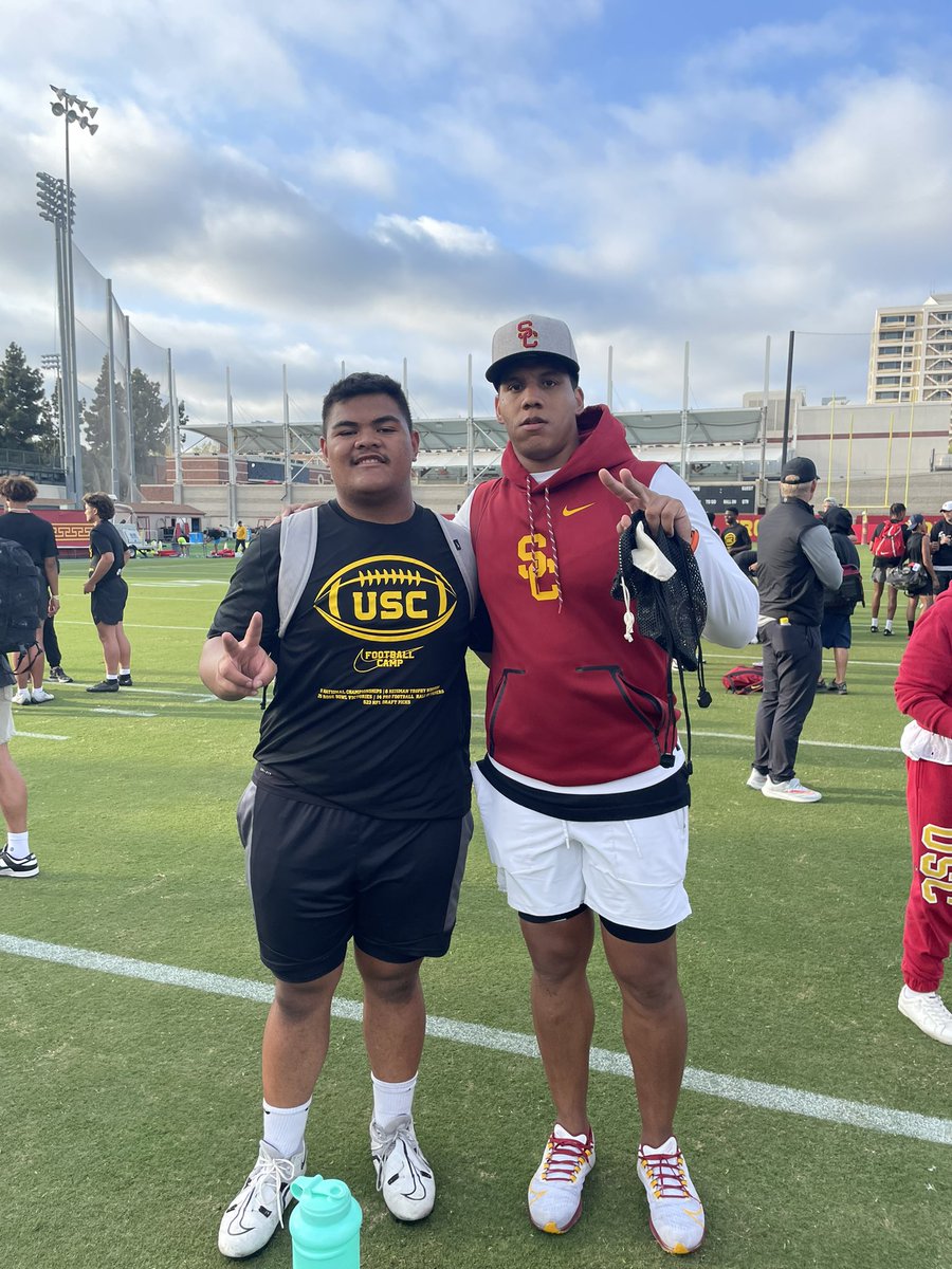 IanMariner90's tweet image. Loved every minute of the intensity, competitiveness, and instruction at @uscfb camp. Thank you @CoachNua for coaching me up! Got in some quality reps. Thank you Coach @LincolnRiley for a great experience &amp;amp; atmosphere. #backtothelab #chasinggreatness #eliterushers #offaelite