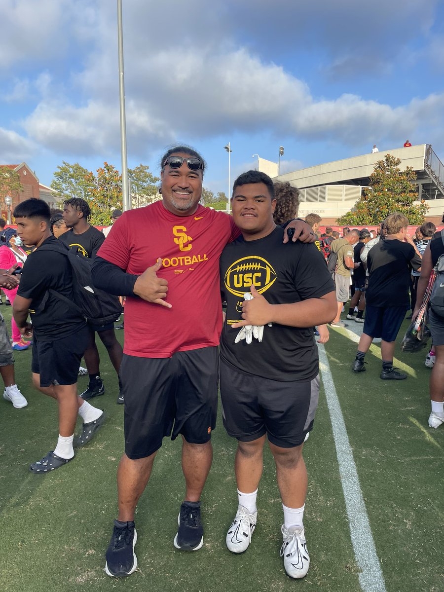 IanMariner90's tweet image. Loved every minute of the intensity, competitiveness, and instruction at @uscfb camp. Thank you @CoachNua for coaching me up! Got in some quality reps. Thank you Coach @LincolnRiley for a great experience &amp;amp; atmosphere. #backtothelab #chasinggreatness #eliterushers #offaelite