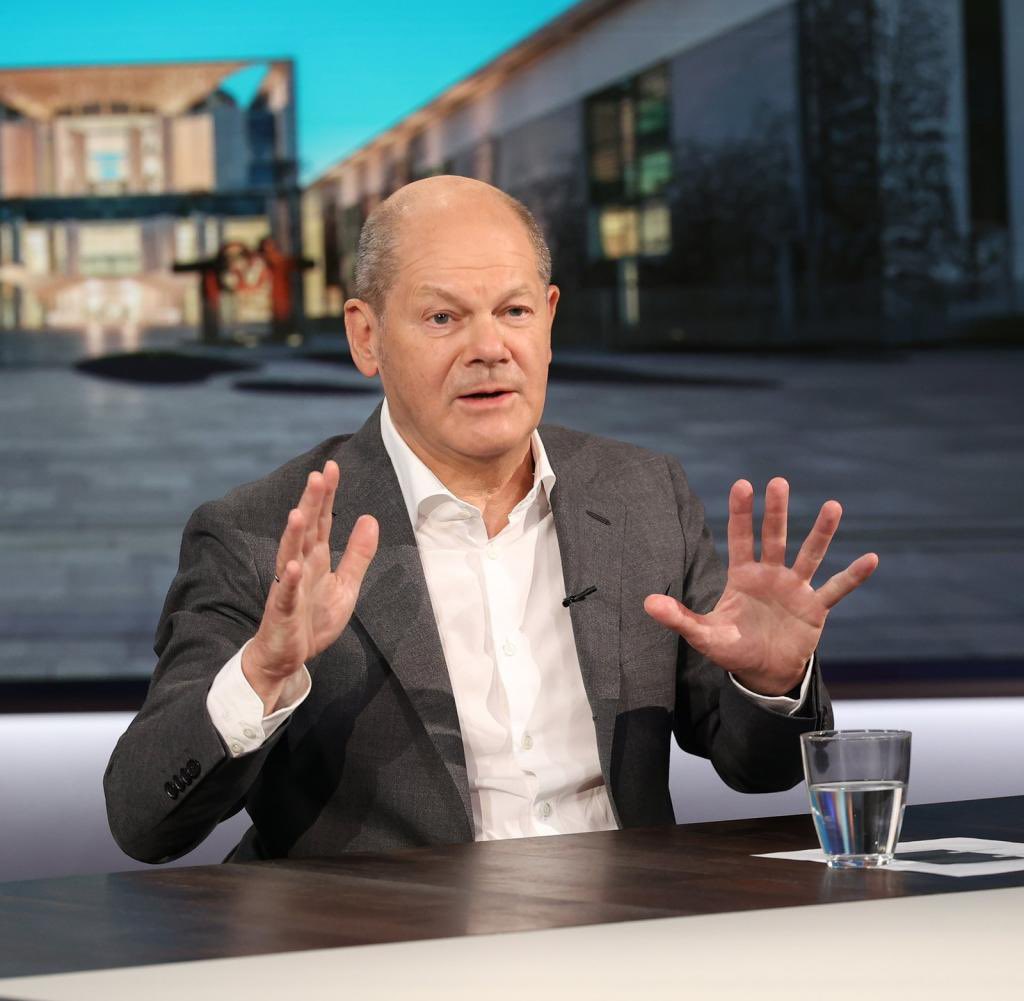 Man kann von @Bundeskanzler @OlafScholz halten, was man möchte. Dass er sich regelmäßig in Talksendungen mit Bürgerinnen und Bürgern setzt, legt neue Maßstäbe einer bürgernahen Kommunikation der Bundesregierung. Unter #Merkel wäre dies undenkbar gewesen. #rtldirekt