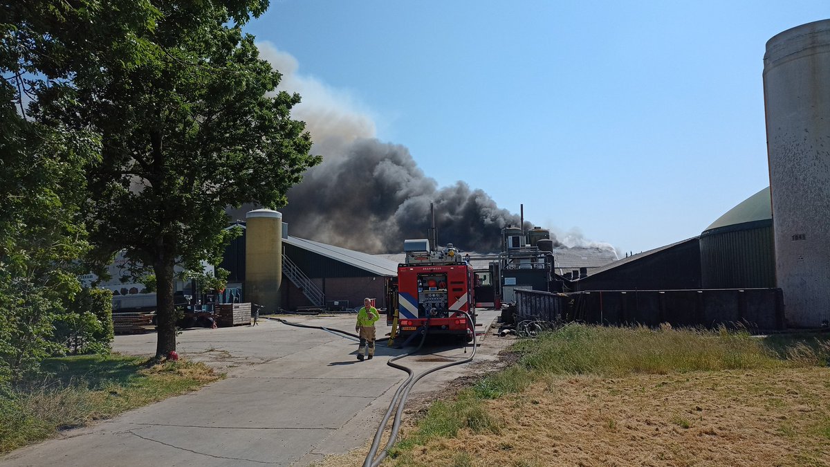 Een echte brandweerdag vandaag. Eerst in het mooie Zoutkamp wezen kijken bij de 1e van onze duikdagen. Mooie scenario's!. Daarna overleg met de buurregio's en vervolgens door als HOvD voor een grote brand. Helaas met dieren, hoewel we ook veel konden redden.