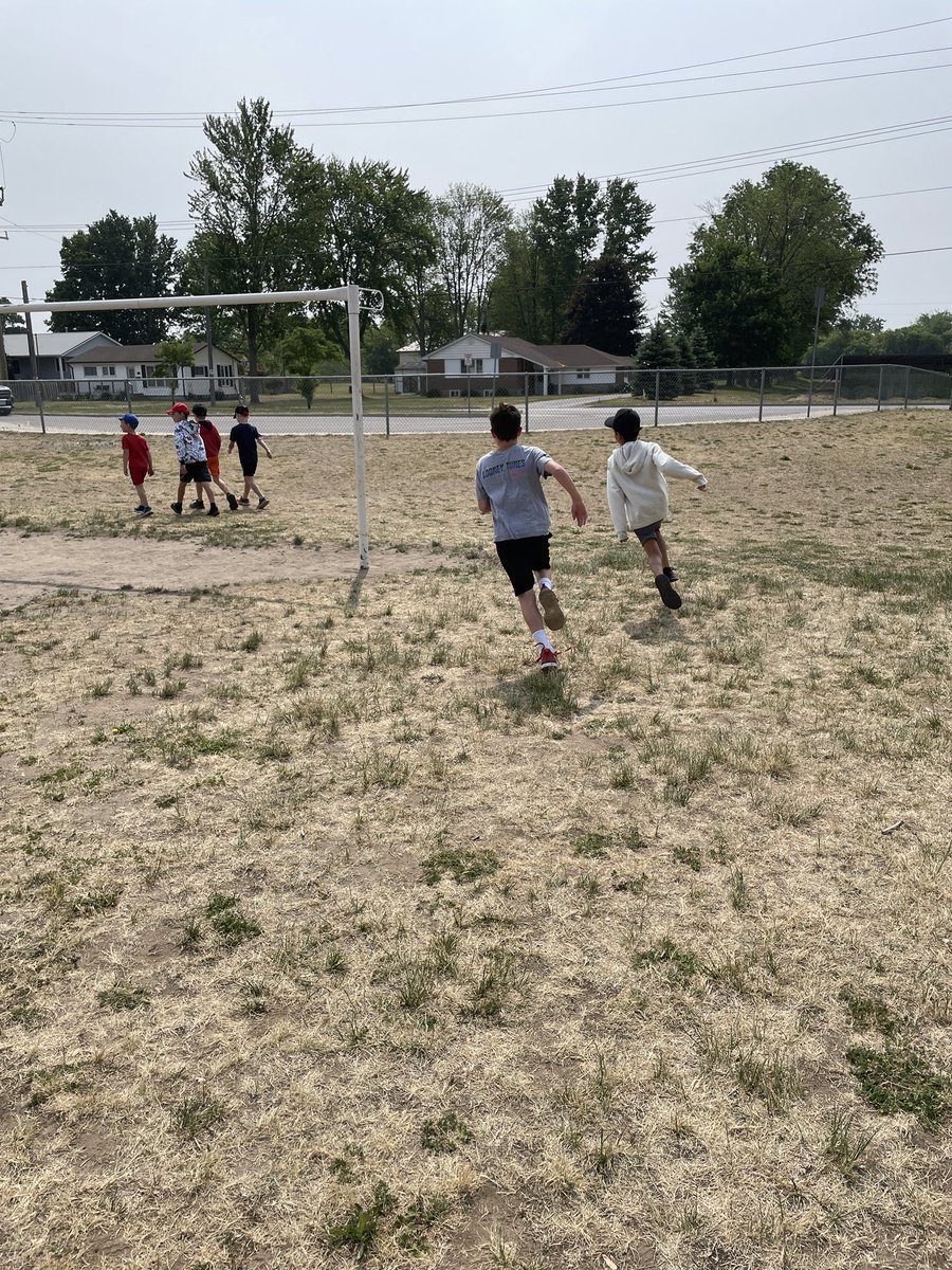 Paying our respects and remembering #OurLondonFamily today at <a href="/MWrightMustangs/">MaryWrightPS</a> with a walk together this morning. <a href="/TVDSB/">Thames Valley DSB</a>