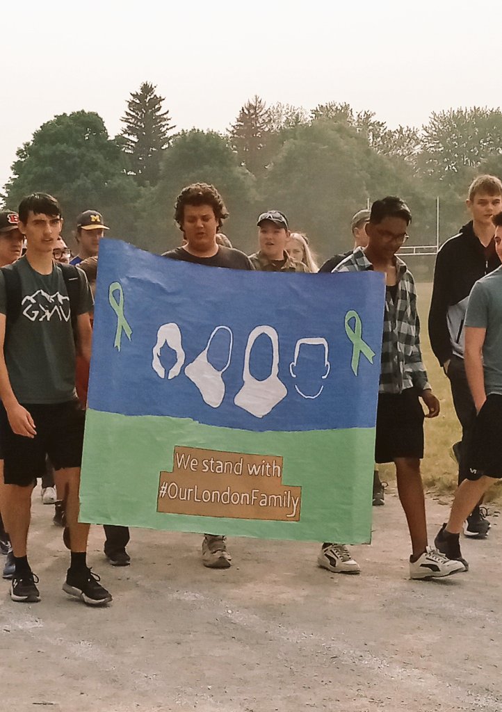 Students <a href="/MontcalmCougars/">Montcalm Cougars</a> led a beautiful moment of silence and walk this morning to honour and remember the Afzaal Family. #OurLondonFamily #ldnont