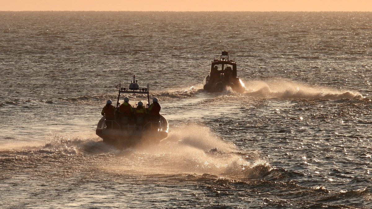 <a href="/KNRM_Lelystad/">KNRM Lelystad</a> na een oefening met meerdere ‘stations’ in <a href="/Lelystad/">Lelystad</a> weer terug naar het eigen station. <a href="/KNRM/">KNRM</a> <a href="/hoorn/">Hoorn</a> <a href="/marken/">marken</a> <a href="/RSWijdenes/">Reddingstation Wijdenes</a> <a href="/RS_Warder/">Reddingstation warder</a>