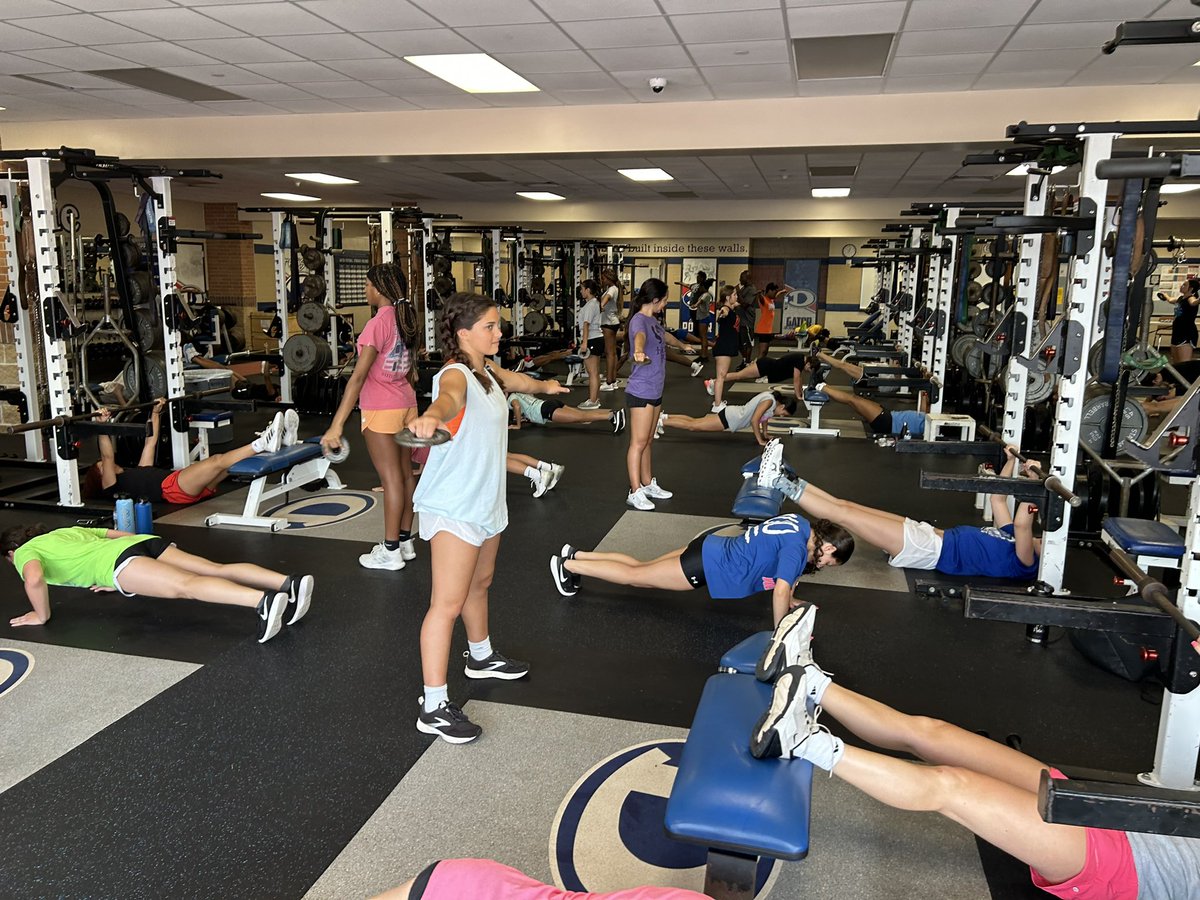 Great turnout for Strength and Conditioning this morning! Season is right around the corner!!!!!🏐🐊💪