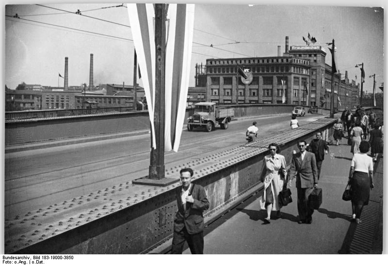 #Berlin
Danke für das schöne Foto!
Die Treskowbrücke ist eine 1904 eröffnete, 1934 neu errichtete Straßenbrücke über die Spree im Ortsteil #Oberschöneweide des Berliner Bezirks Treptow-Köpenick. Sie verbindet die Ortsteile Oberschöneweide und #Niederschöneweide!
1905,1950,55,56 !