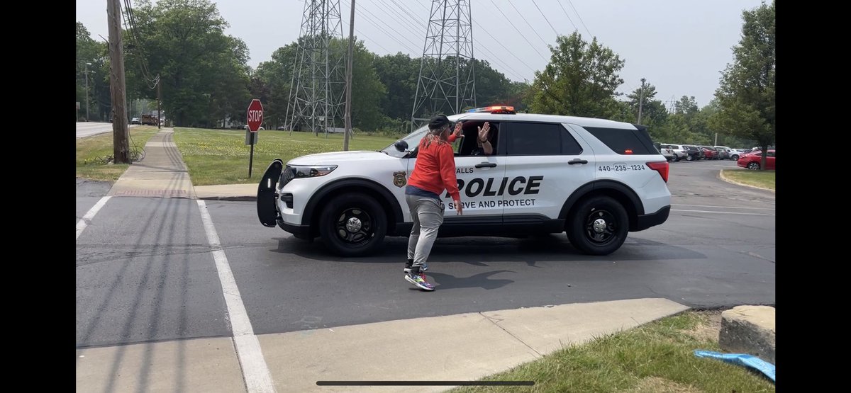keymaster18's tweet photo. Last day wave off w Mr. Dame and Officer Bon directing traffic! Have a great summer! 😁 https://t.co/QmGHSUUBST