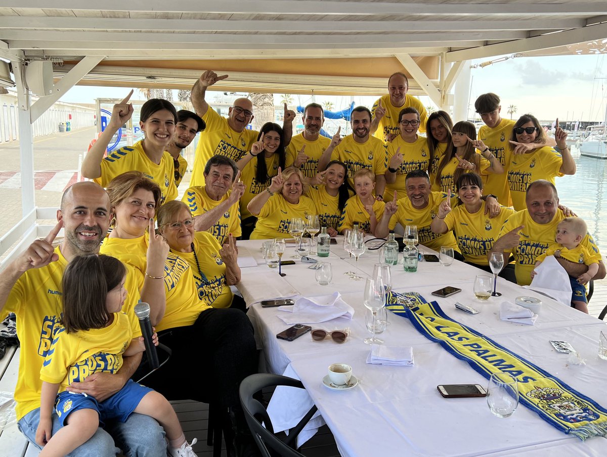 Un trocito de nuestra Unión Deportiva Las Palmas en Barcelona!! Celebración con familia y amigos, aquellos que siempre están… SOMOS DE PRIMERA!! 👆🏼💛💙#UnionDeporVidaLasPalmas