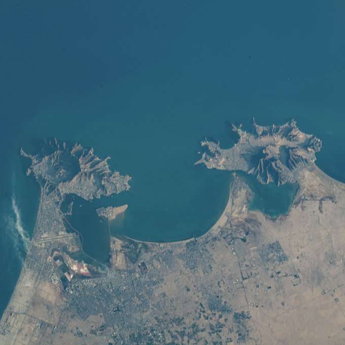 نشر رائد الفضاء الإماراتي، سلطان النيادي، الاثنين، صورة لمدينة عدن من الفضاء، والتي وصفها بأنها " ابتسامة اليمن السعيد".
وقال النيادي، عبر تويتر: "عدن من الفضاء وكأنها ابتسامة اليمن السعيد.
#عدن