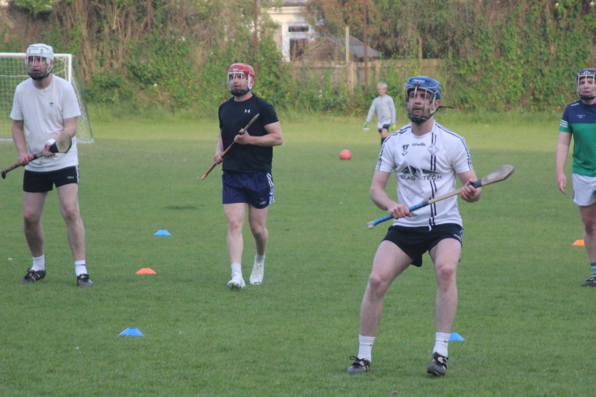 Great to see cricket and hurling in action at Fishponds tonight - and still space for kids to play football too @SeanTreacysLon @LMSLondon @enableLC