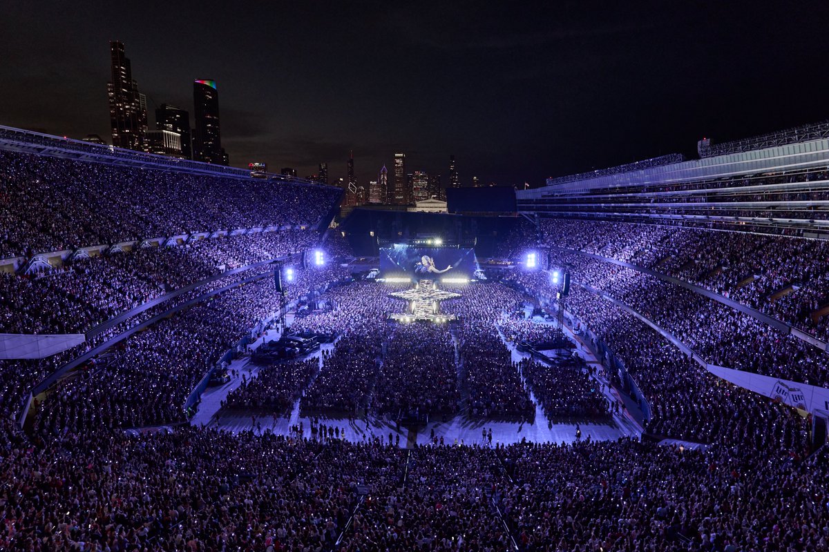 SoldierField's tweet photo. We just wanna stay in that 𝓵𝓪𝓿𝓮𝓷𝓭𝓮𝓻 𝓱𝓪𝔃𝓮 💜

Thank you, @taylorswift13, for 3 incredible sold-out shows at @SoldierField this weekend! We had so much fun dancing and singing with you. 🫶 

#ChicagoTSTheErasTour https://t.co/mS0mBtbCLW
