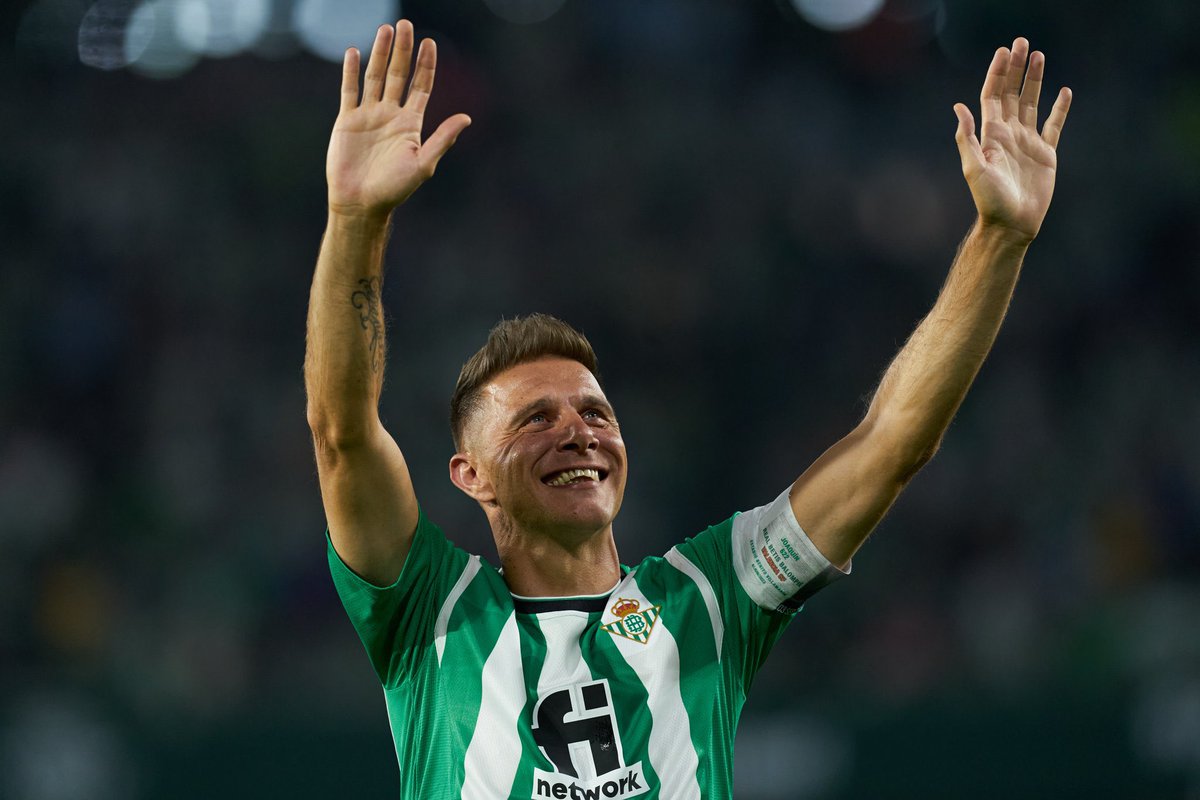 ocaalfonso's tweet photo. No ganó ligas, no ganó copas de Europa... pero se ganó el CARIÑO DEL MUNDO DEL FÚTBOL CON SU PERSONALIDAD Y SU FIDELIDAD A UN CLUB que hoy le realiza el mejor homenaje jamás realizado a un futbolista de fútbol. GRACIAS JOAQUIN #Joaquín https://t.co/idJzlmAqnt