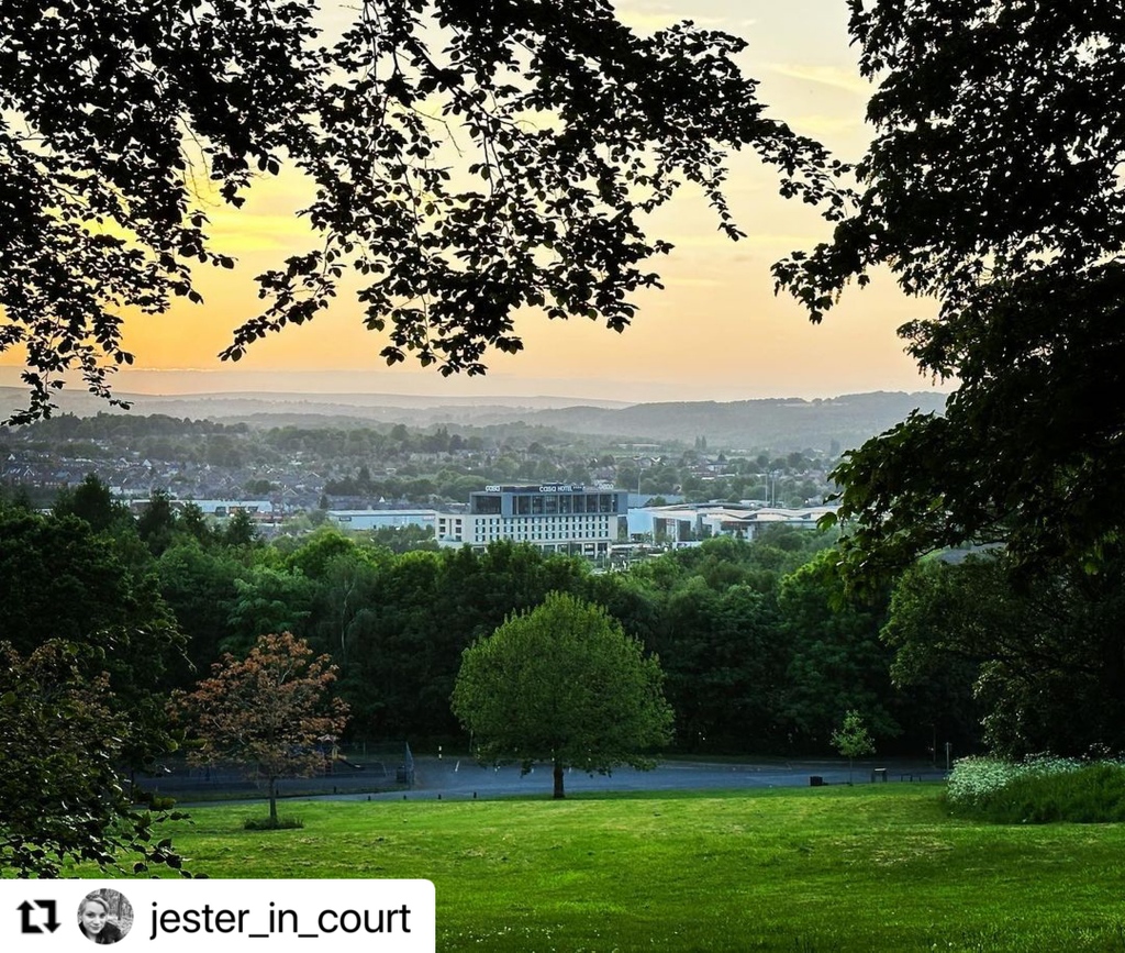 Share your captivating #traveltuesday moments with us. Today, we're enchanted by the mesmerising views from Tapton Park.

#thecowdalburylees #lovelocal #peakdestricthotel #casualfinedining #travelgram #staycation #derbyshirehotel  #stayinuk #discoverashbourne