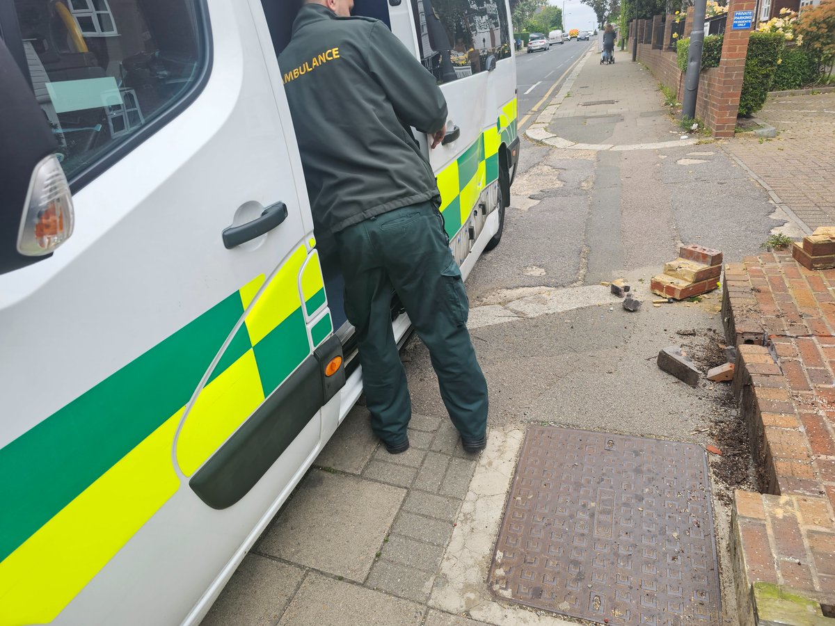 Mark_03man's tweet photo. There has been no correspondence from the service and the rubble is still on the floor a whole week later. https://t.co/BQRvLbtGfr