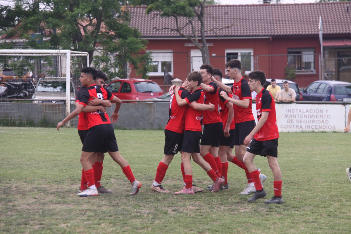 El sábado fue un día de emociones en El Claret!! Alevín A y Juvenil A consiguieron la permanencia en sus respectivas categorías, alentados por familiares, compañeros y amigos. Gracias a todos por el gran apoyo!!! ❤️🖤 sabemos que cada día #SOMOSFAMILIA #SOMOSCODEMA 🔴⚫️