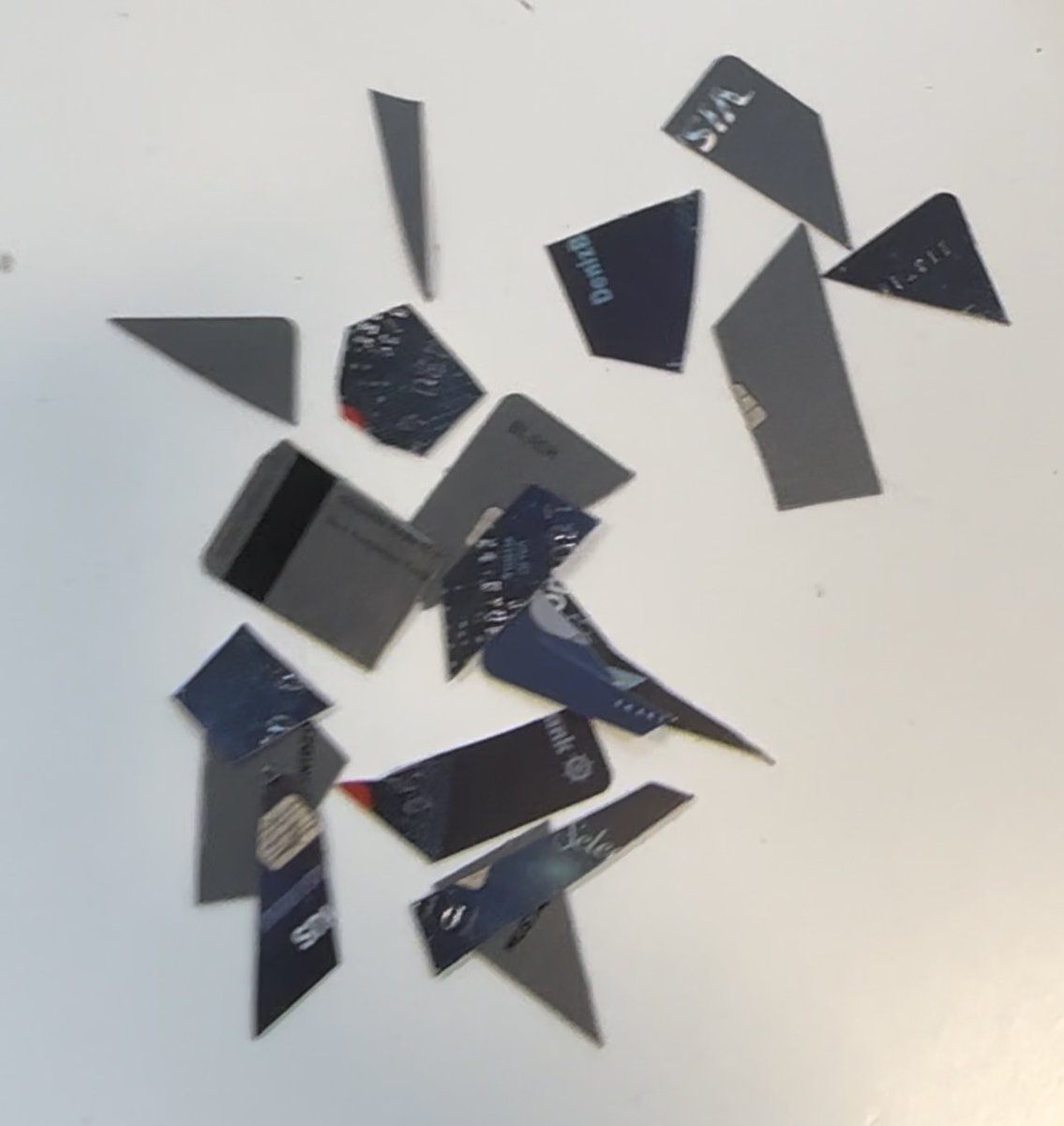 Sen beni aylarca mağdur edersen, ben de kredi kartlarınızı iptal edip böyle parçalar ve çöpe atarım.Mümkünse bir daha görüşmeyelim‼️<a href="/DenizBank/">DenizBank</a> #DenizBank