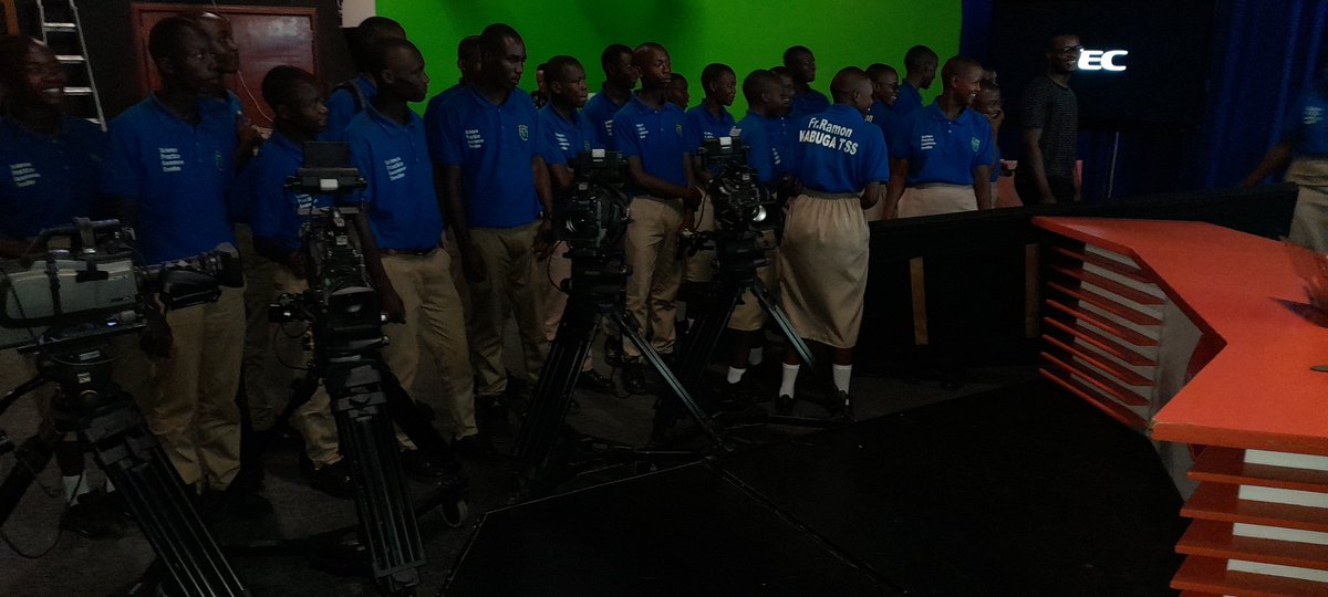 Fr_Ramon_K_TVET's tweet photo. 3/3
Babonye mu ngiro uko ibyo biga bikorwa n'inzobere, bibakanguramo amatsiko menshi, babaza ibibazo binyuranye banahabwa ibisubizo baranyurwa. Turashimira @RTB_Rwanda idufasha kubona ubushobozi bwo gukora izi ngendo. Turashimira kandi @rbarwanda yatwemereye uru rugendoshuri. https://t.co/5omGKsLXNq