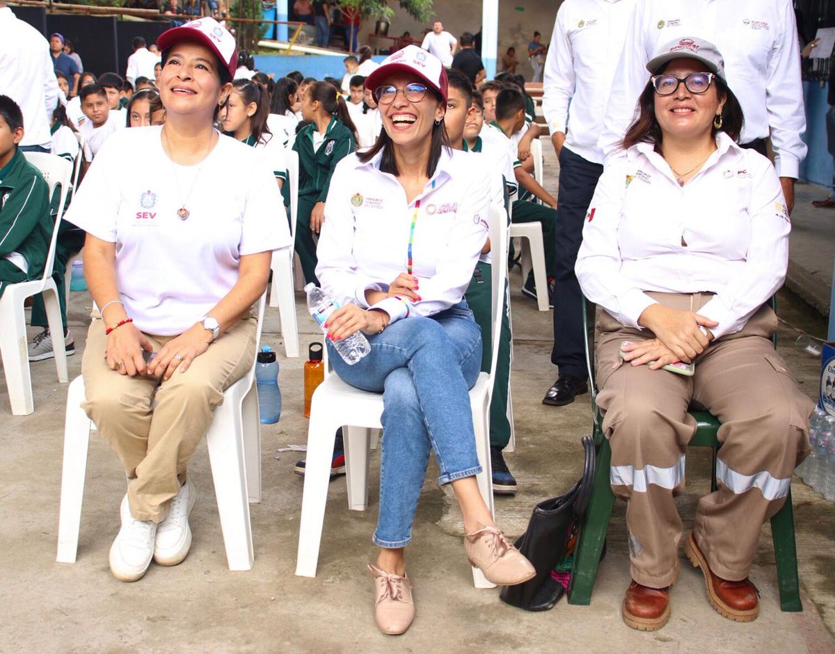 WalMtzOlvera's tweet photo. ☝🏻La promoción de la salud física🏃🏻♀️ y mental🧠 es pieza clave para el bienestar social👥, tal como lo considera el programa #PROVEER
👏🏻Aplaudo los esfuerzos que está realizando el Programa Estilos de Vida Saludable @SEducacionVer a cargo de la Mtra. Paola García Esquivel… https://t.co/IVypbQa8pn