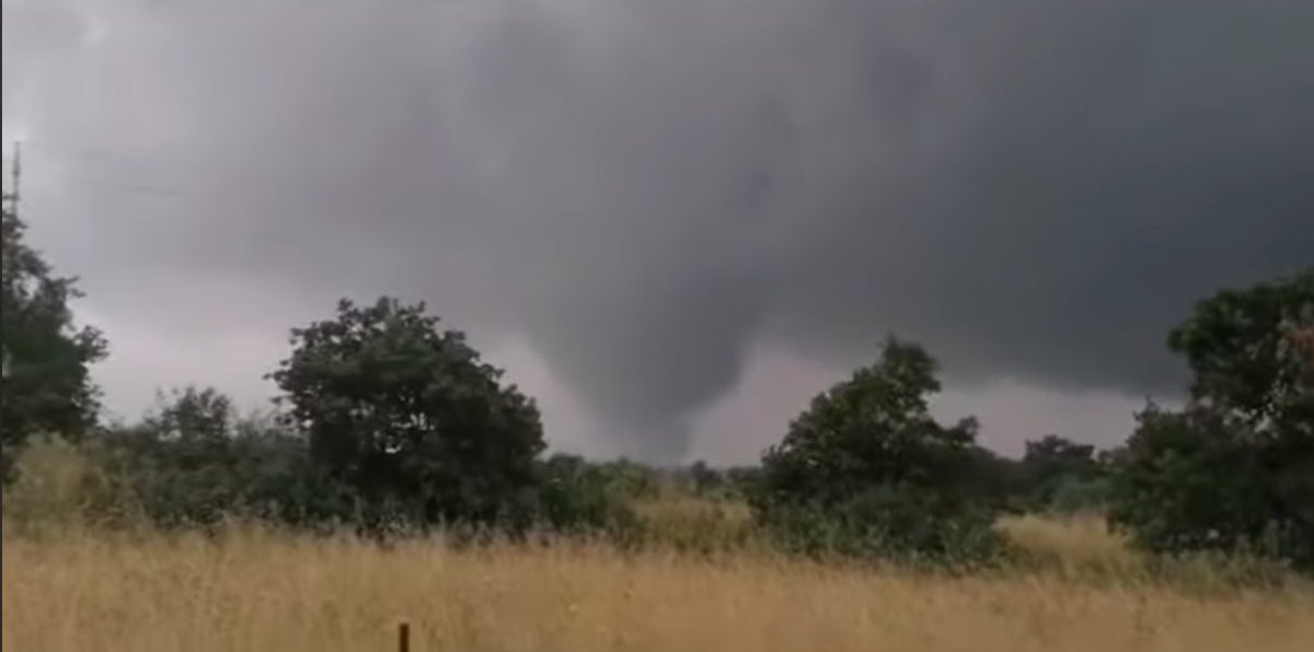 A few more frames of the tornado outside Minervino Murge, Apulia, this afternoon. Hopefully tomorrow we will know more about possible damage it caused. Antonio2484’s full video video in the replies