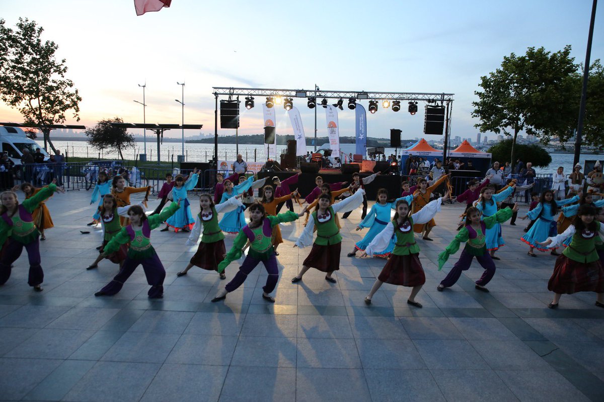 Masal Festivalimiz tüm coşkusu ile başladı.😎

☀️Uluslararası Masal Festivali Masal İstanbul,Göl Kenarı’nda yürüyüşümüz ile başladı. 

🎶Göl Kenarı’nda halk oyunları gösterisini izledik.Müzikli masalları komşularımızla beraber dinledik. Pink Lemonade’in şarkılarıyla dans ettik.