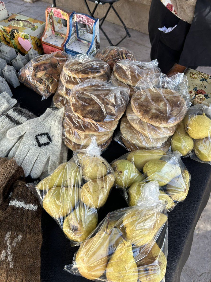indapantofa's tweet photo. Fotos de la visita al Mercado Campesino que se realizó el día de hoy en San Pedro de Atacama.🪻🍐
👀Pronto material audiovisual muy especial sobre sus protagonistas: agricultores(as) artesanos(as) y emprendedores(as) pertenecientes al @CP_Atacamenos y comunidades locales.📹 https://t.co/ENwx7SFHm4