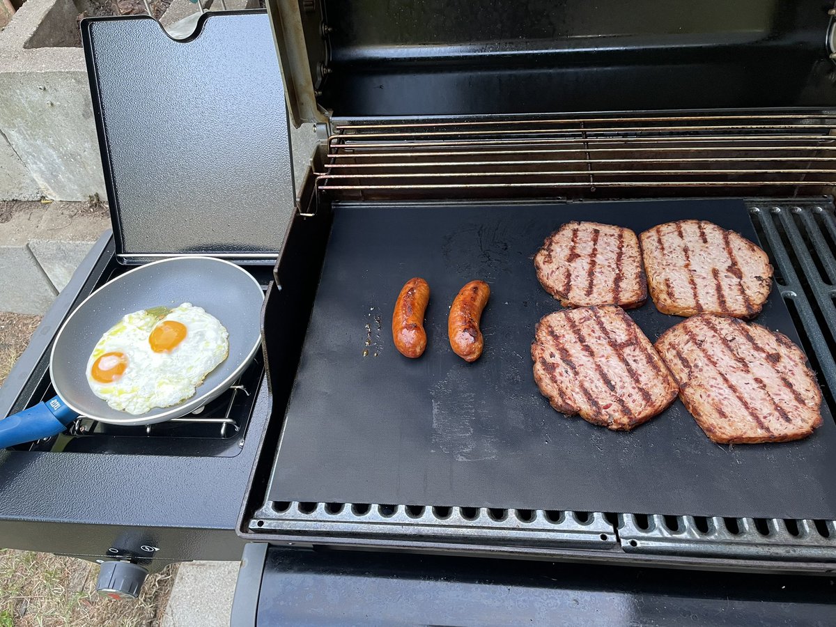 Maddoc04's tweet photo. @EDreisvogt @Spalki1904 Es geht doch nichts über Gegrilltes am Abend #BBQgalore https://t.co/BUDuiS6pcn