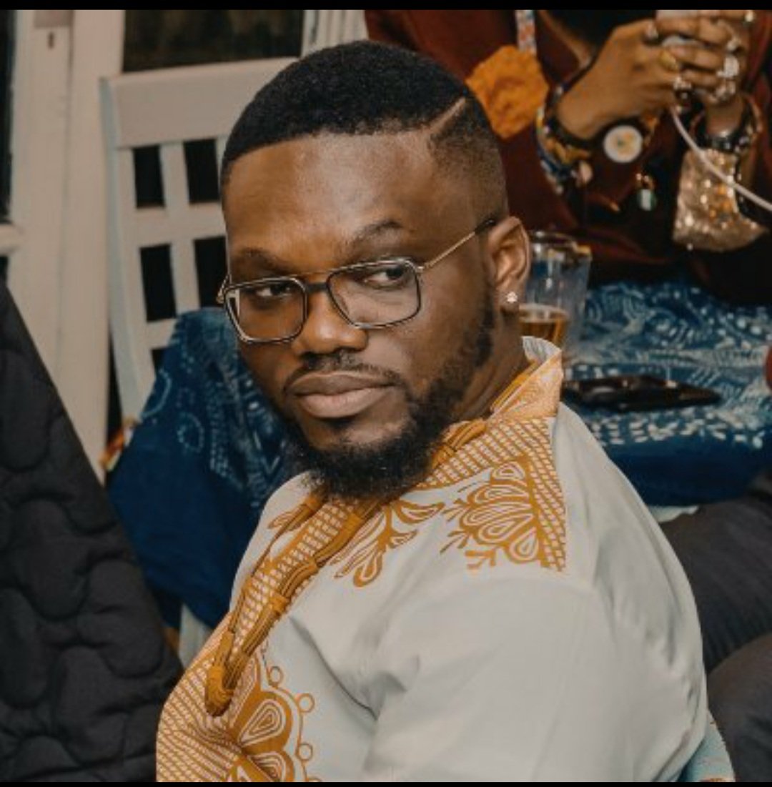 Mindset_Post's tweet photo. Exposed tinubu's Drug Dealing/Money Laundering in the U.S

Uncovered Tinubu's Guinean Passport 

Exposed Nigeria Air

He is arguably the BEST  Nigerian Investigative Journalist at the moment. 

David Hundeyin is his name!
@DavidHundeyin https://t.co/hmg1Za7OHS