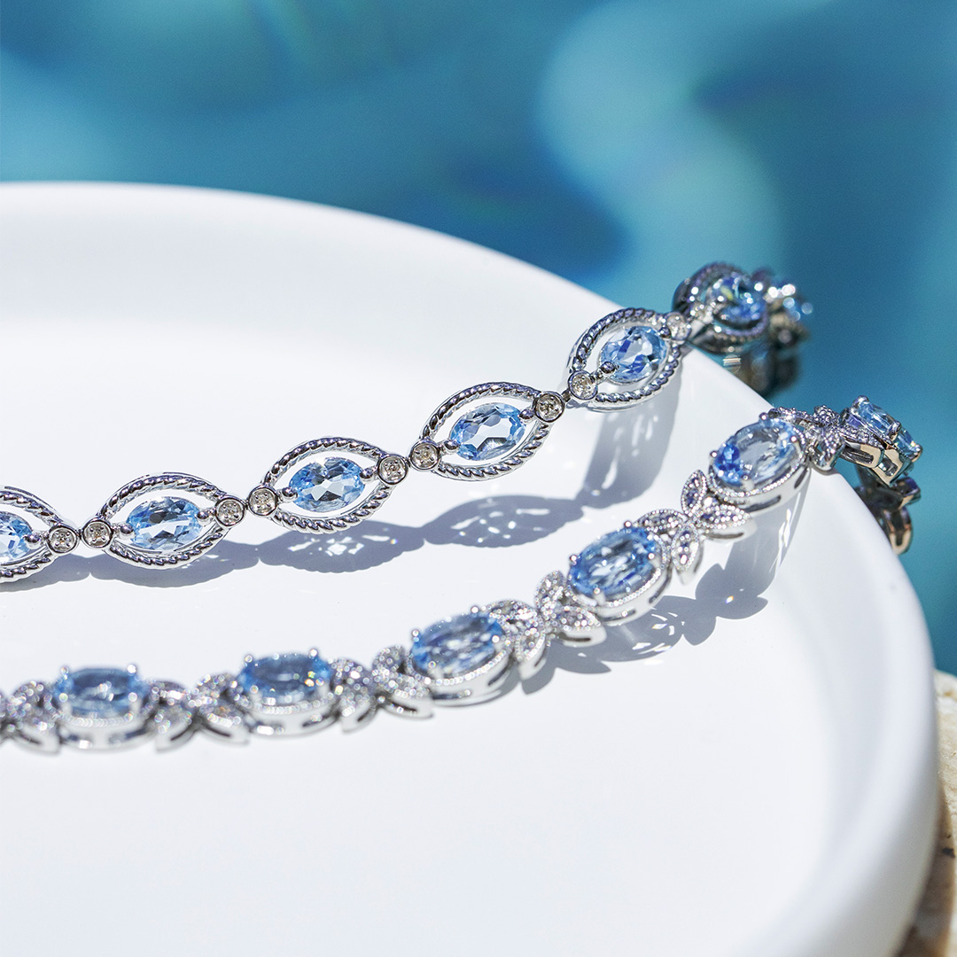 Dive into the depths of summer with the cool and captivating allure of blue topaz. Our blue hue bracelets are here to make your sunny days even brighter. 💙✨
#gemstonejewelry #Topazbracelet #BlueTopazjewelry #USA #ASHIDiamonds