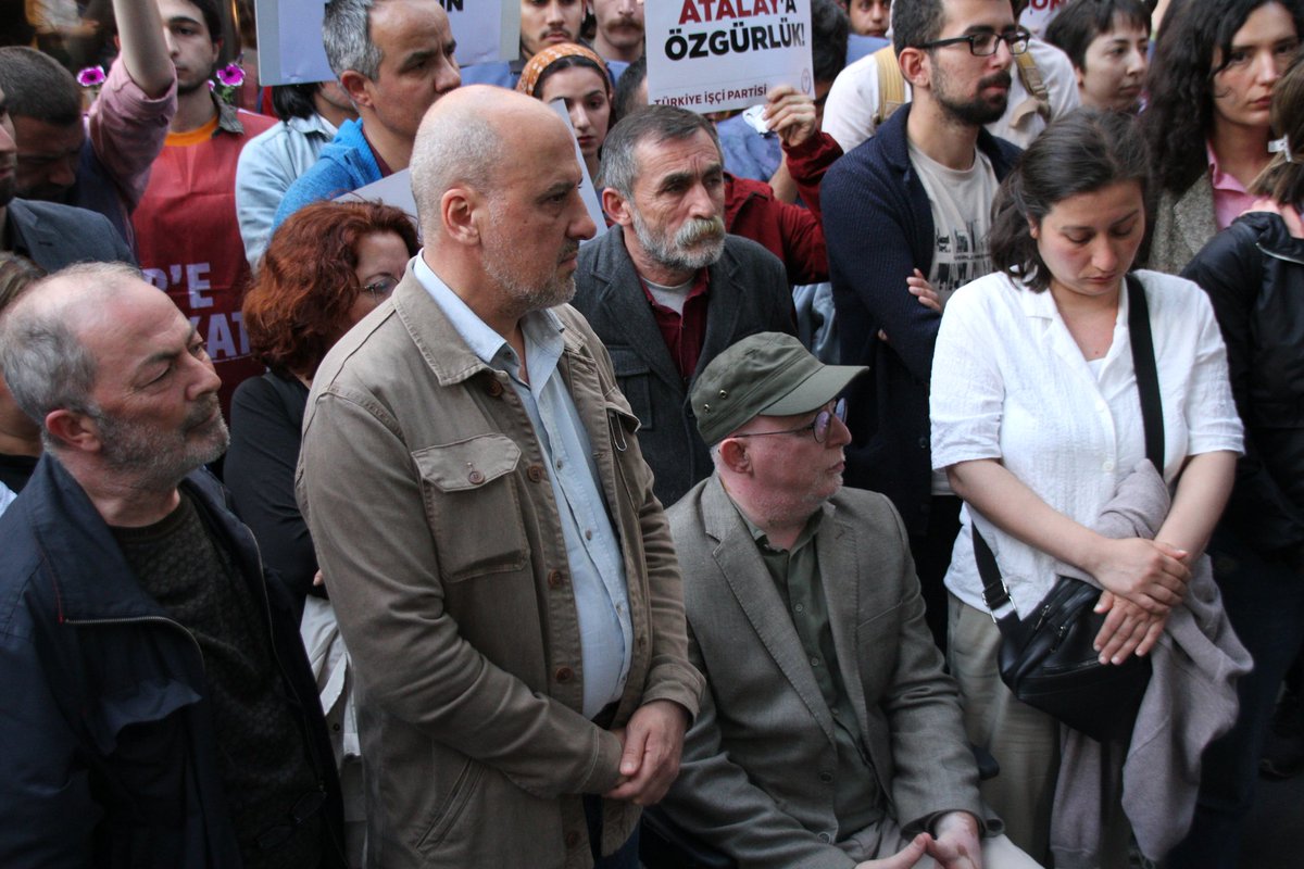 TİP Hatay Milletvekili Can Atalay için 36 ilde  85 ayrı noktada sokağa çıktı. TİP Ankara İl Binası önünde basın açıklaması yapıldı. Açıklamayı Ankara il sözcüsü Zeki Avcı okudu. Açıklamaya TİP milletvekili Ahmet Şık, devrimci parti ve örgütler katıldı. #CanAtalayaÖzgürlük