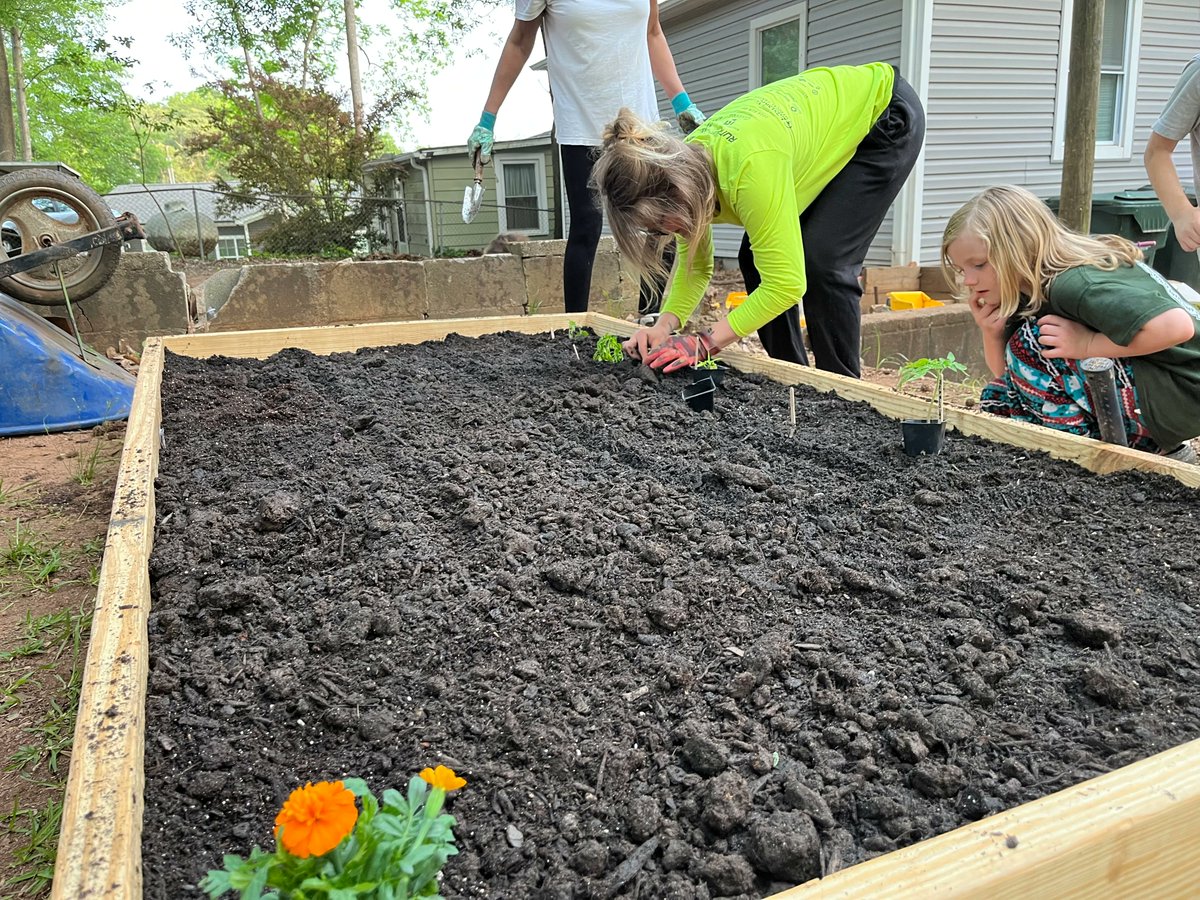 SustainingWay's tweet photo. Take a look at our latest backyard gardens being built! Check out the flyer for information on how to apply for your very own backyard garden. https://t.co/b8OvCgoW5T