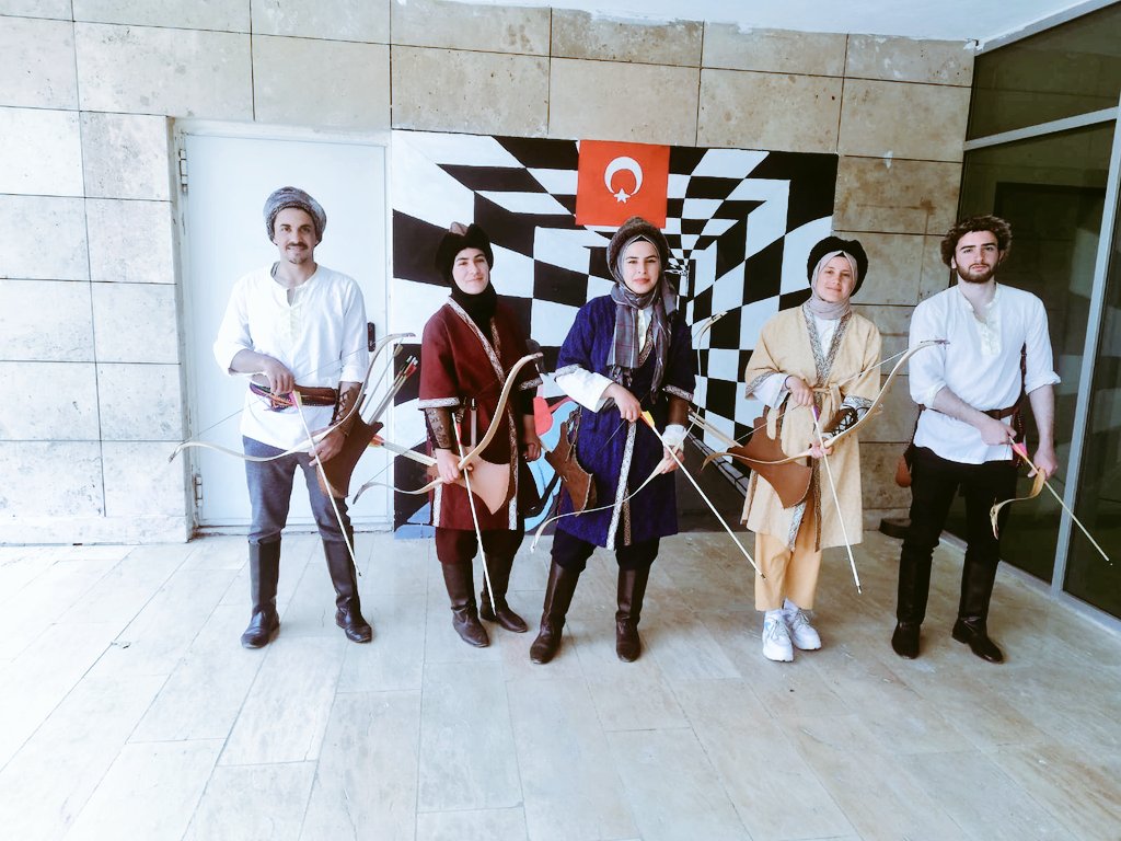 Ok gibi doğru olsam, yay ile atarlar beni, Yay gibi eğri olsam; elde tutarlar beni, Eğride aç görmedim; doğruda tok, Eğri yay elde kalır; menzil alır doğru ok. - Mevlana

                #Geçmişten gelen Ata yadigari🏹
                #Paulo Coelho