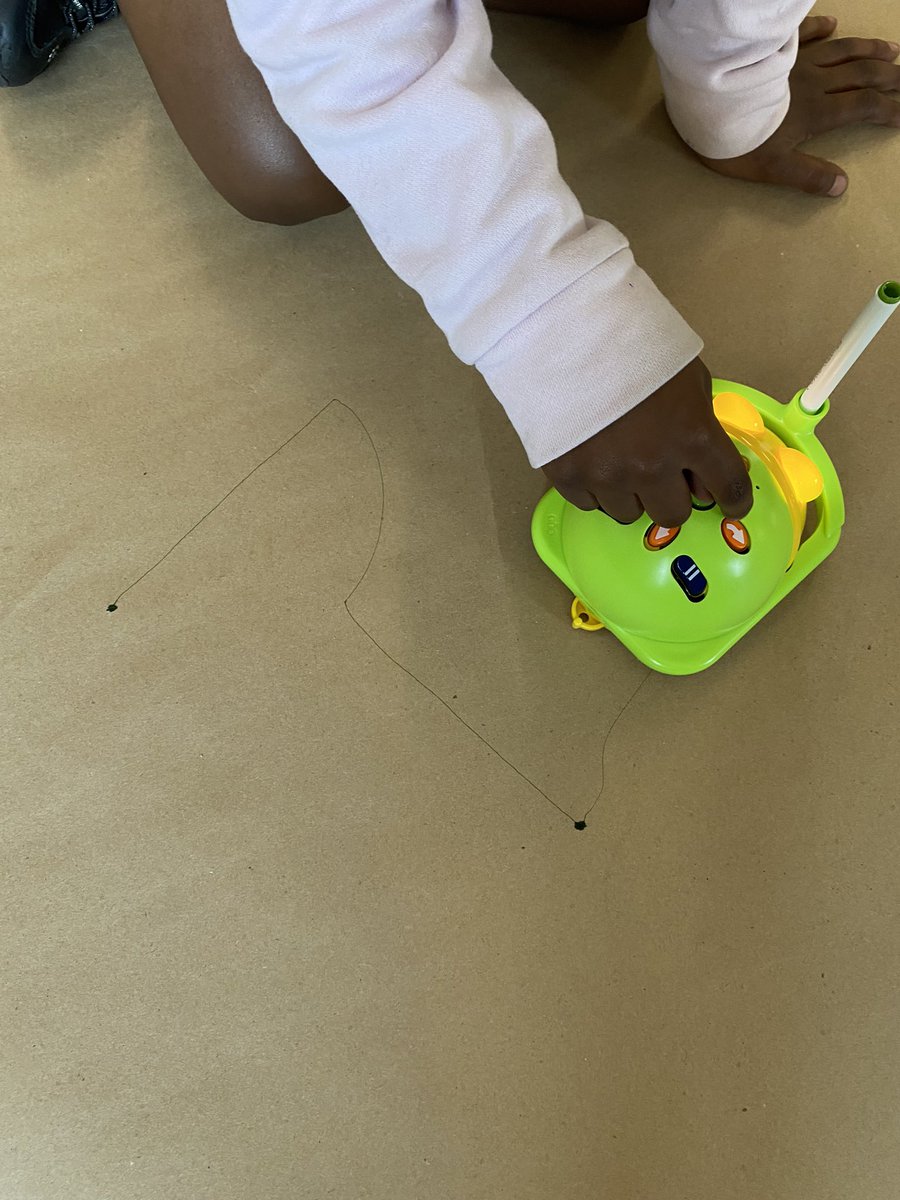FDKCTK's tweet photo. Exploring the pen holder shell with our 🐝bots. Students coded letters, lines  shapes @dp_EarlyYears #DPBuzzQuest https://t.co/R1wexlZKBG
