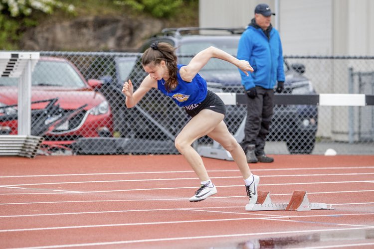 Félicitations à nos 🦫 Sophie &amp; Abby Dubé pour leurs résultats aux championnats provinciaux de @NBIAA_ASINB Sophie: 🥇400m haies, 🥈 400m &amp; 🥉 200m.  Abby: top 10 - 100m 🙌